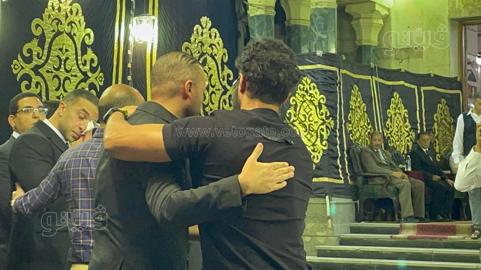 حازم إمام وأحمد فهمي وإيمان العاصي يشاركون في عزاء والد محمد سراج (4)