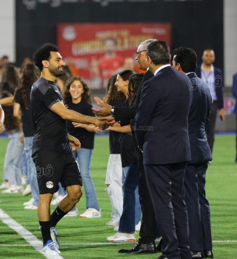 وزير الرياضة ورئيس اتحاد الكرة يكرمان محمد صلاح قبل مباراة مصر وغينيا (3)