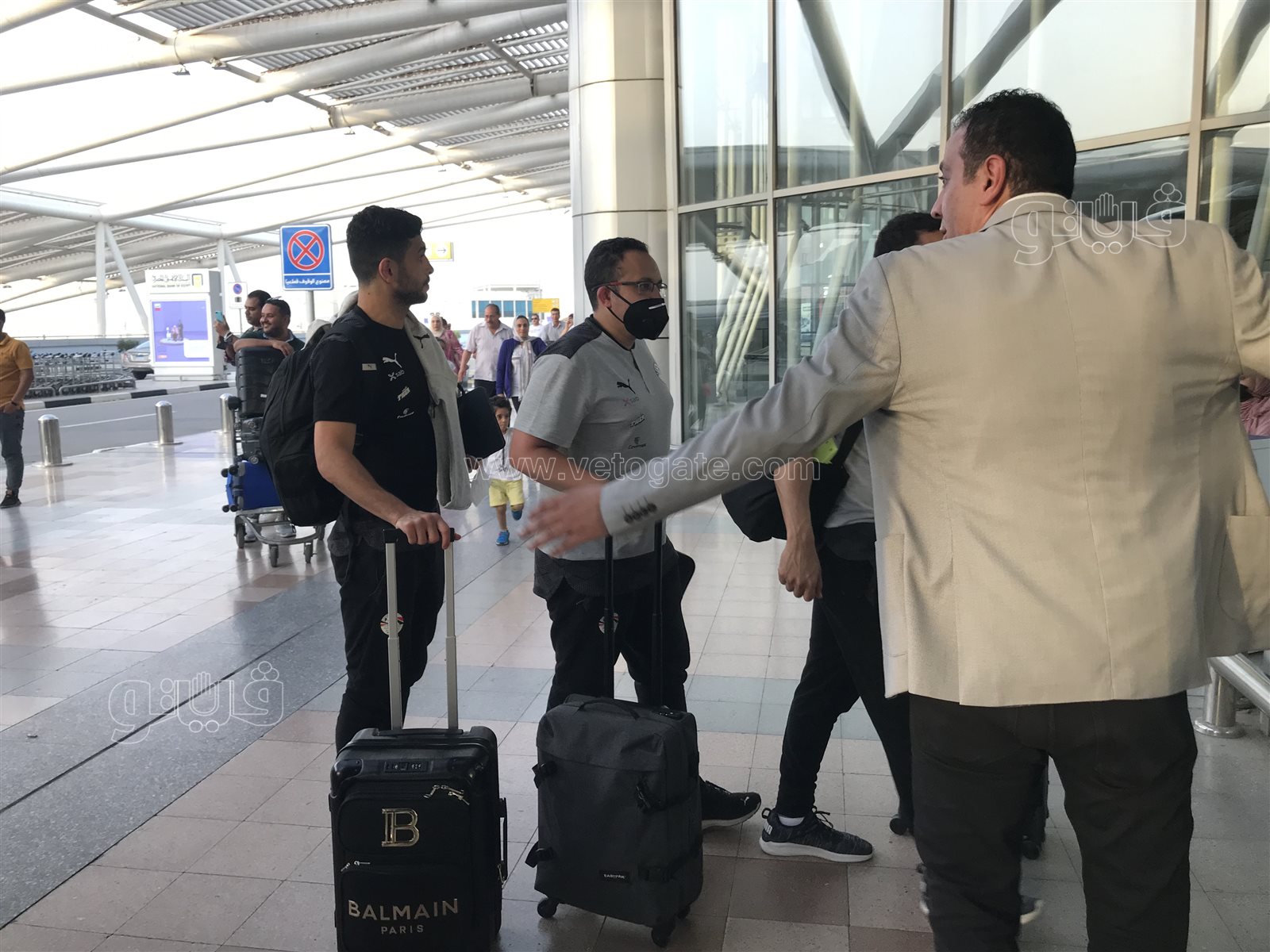 بعثة منتخب مصر تصل مطار القاهرة استعدادا للسفر إلى كوريا الجنوبية (3)