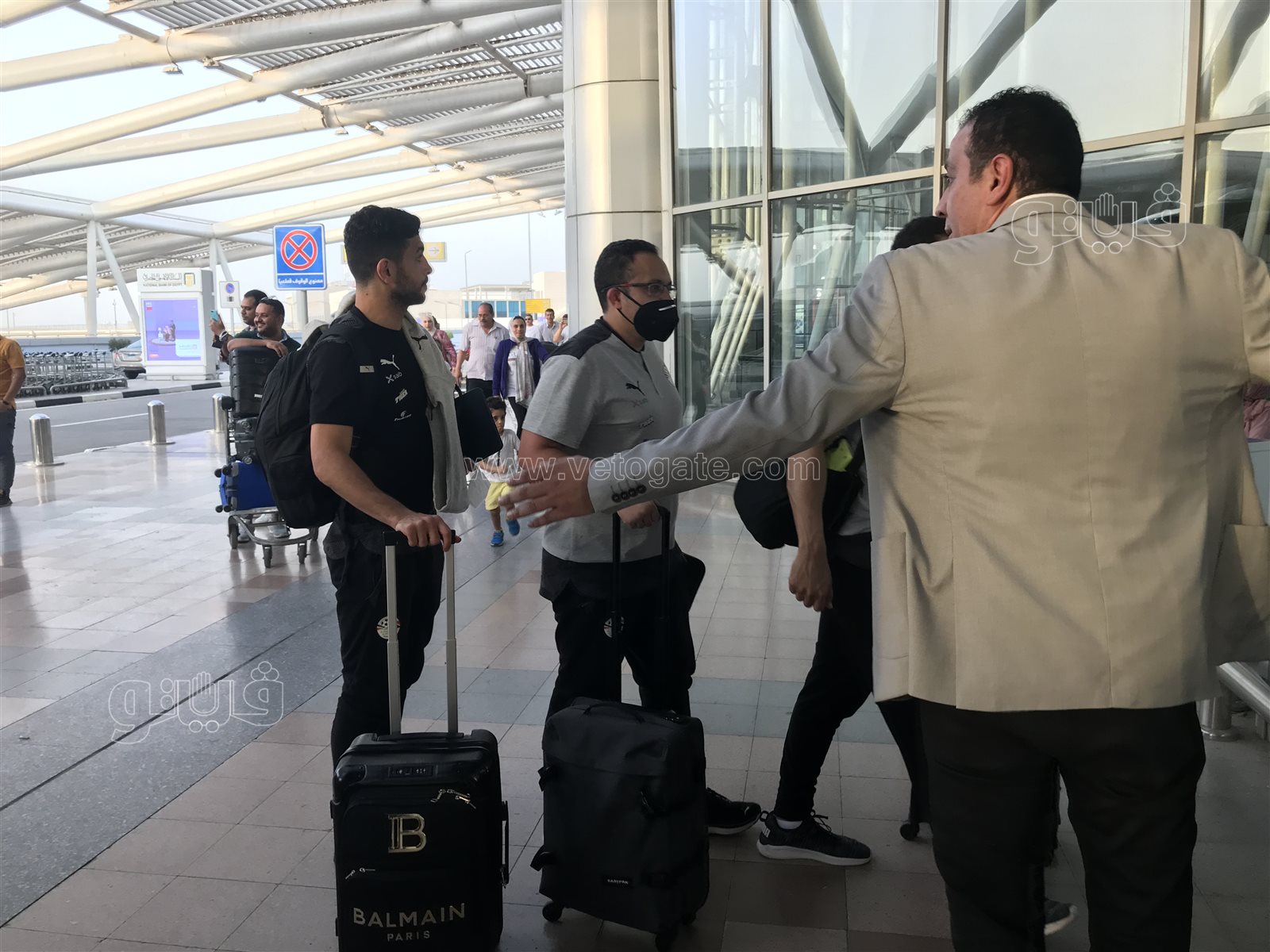 بعثة منتخب مصر تصل مطار القاهرة استعدادا للسفر إلى كوريا الجنوبية (4)
