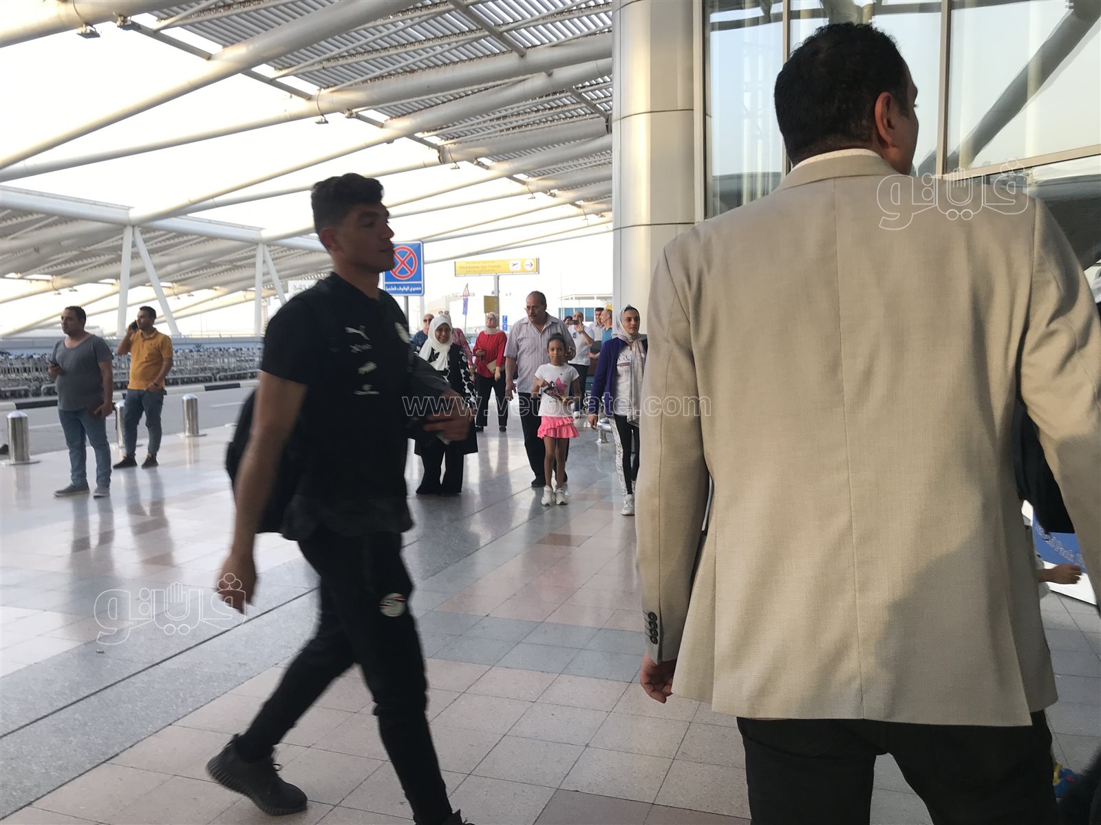 بعثة منتخب مصر تصل مطار القاهرة استعدادا للسفر إلى كوريا الجنوبية (5)