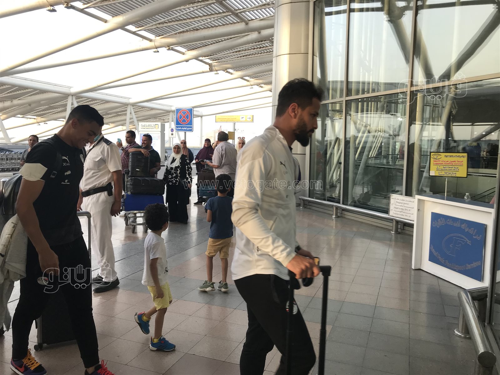 بعثة منتخب مصر تصل مطار القاهرة استعدادا للسفر إلى كوريا الجنوبية (10)