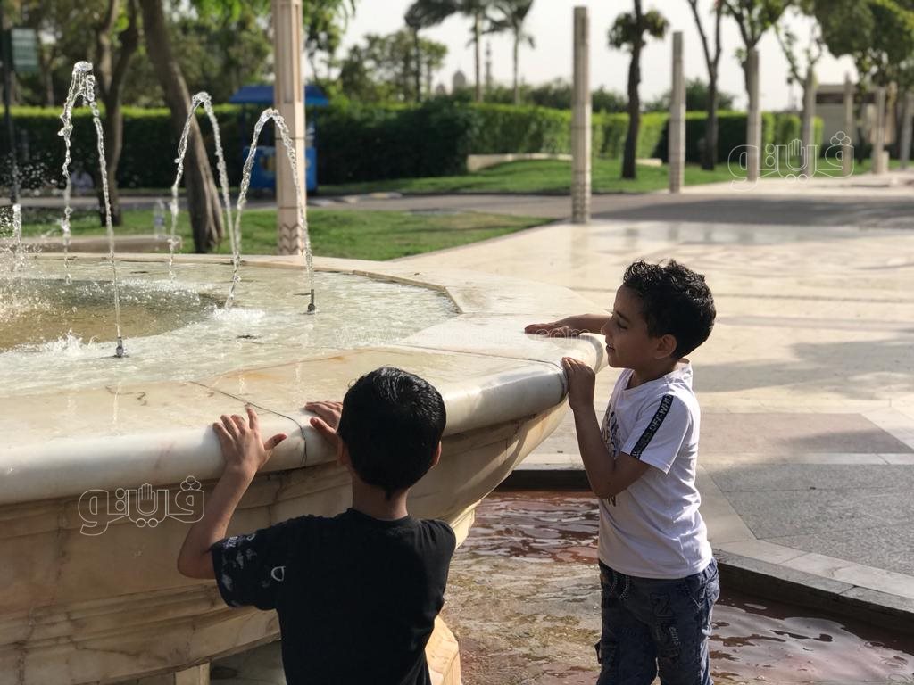 هربا من الحر استحمام الأطفال بمياه النافورة في حديقة الأزهر بارك (3)