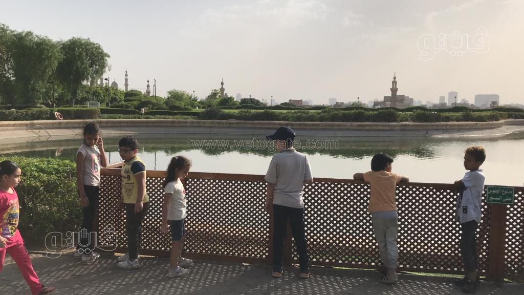 هربا من الحر استحمام الأطفال بمياه النافورة في حديقة الأزهر بارك (8)
