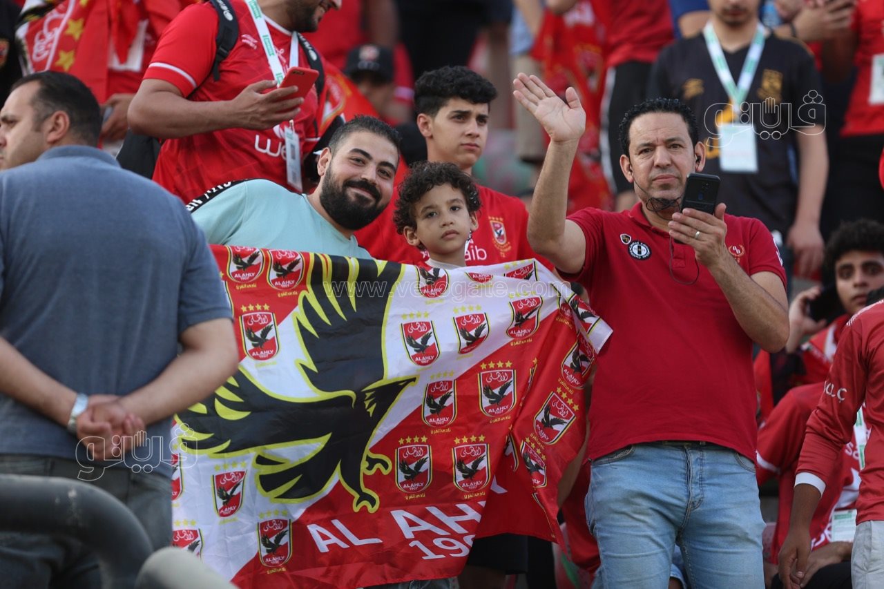 توافد جماهير الأهلي والزمالك على ملعب السلام (4)