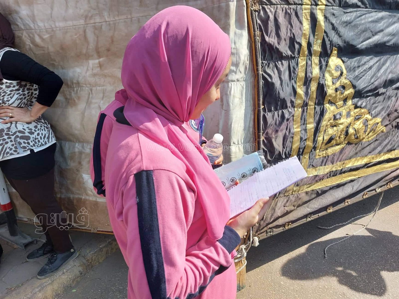 تحت آشعة الشمس.. أمهات طلاب الثانوية العامة تنتظرن ابنائهن أمام اللجان (4)