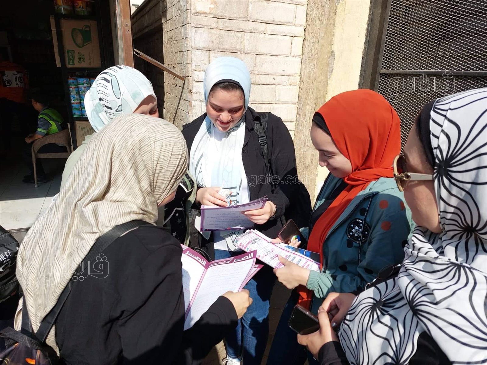 تحت آشعة الشمس.. أمهات طلاب الثانوية العامة تنتظرن ابنائهن أمام اللجان (5)