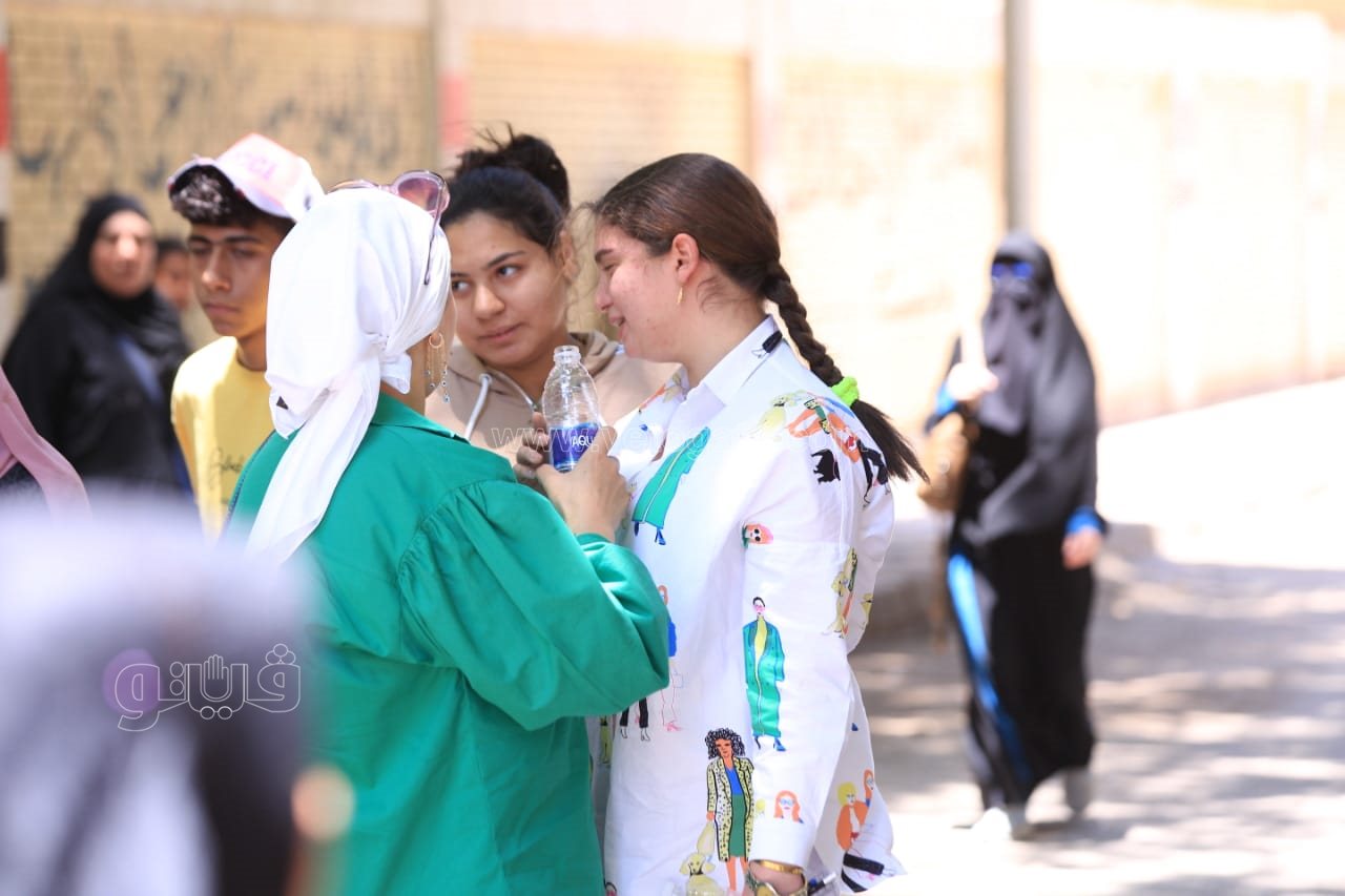  معرفناش نحل.. انهيار طالبات الثانوية العامة بسبب صعوبة الاقتصاد والإحصاء (4)
