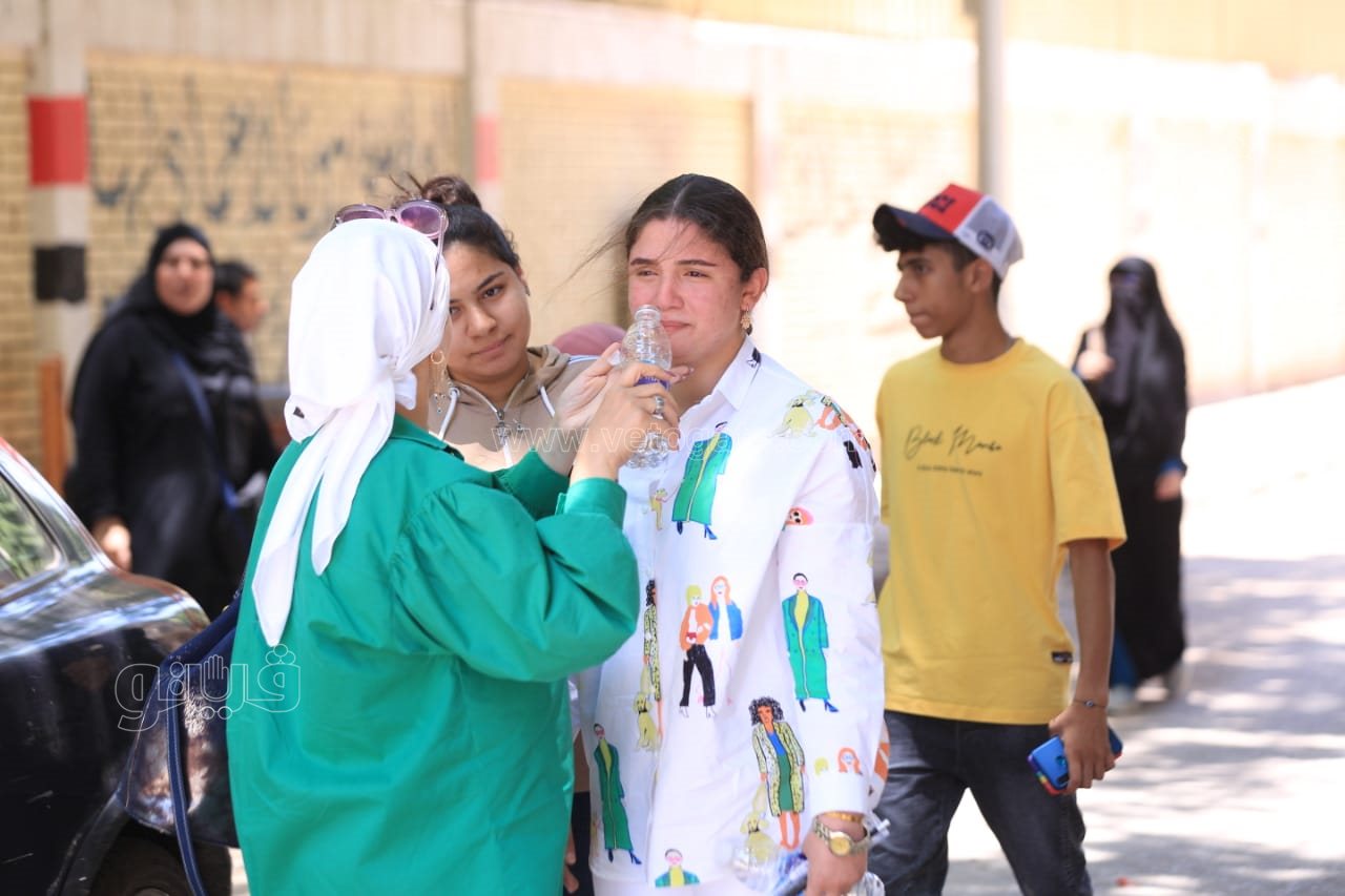  معرفناش نحل.. انهيار طالبات الثانوية العامة بسبب صعوبة الاقتصاد والإحصاء (5)