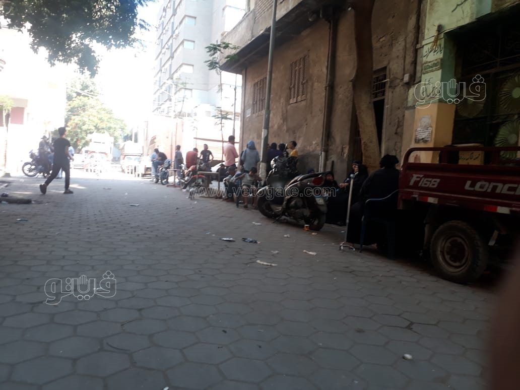 اسرة المذيعة شيماء جمال تنتظر امام المشرحة لاستلام جثمانها (1)
