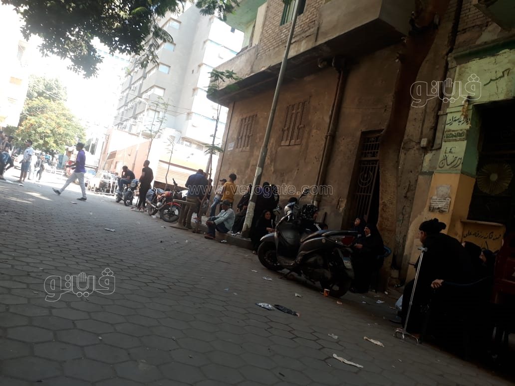 اسرة المذيعة شيماء جمال تنتظر امام المشرحة لاستلام جثمانها (2)