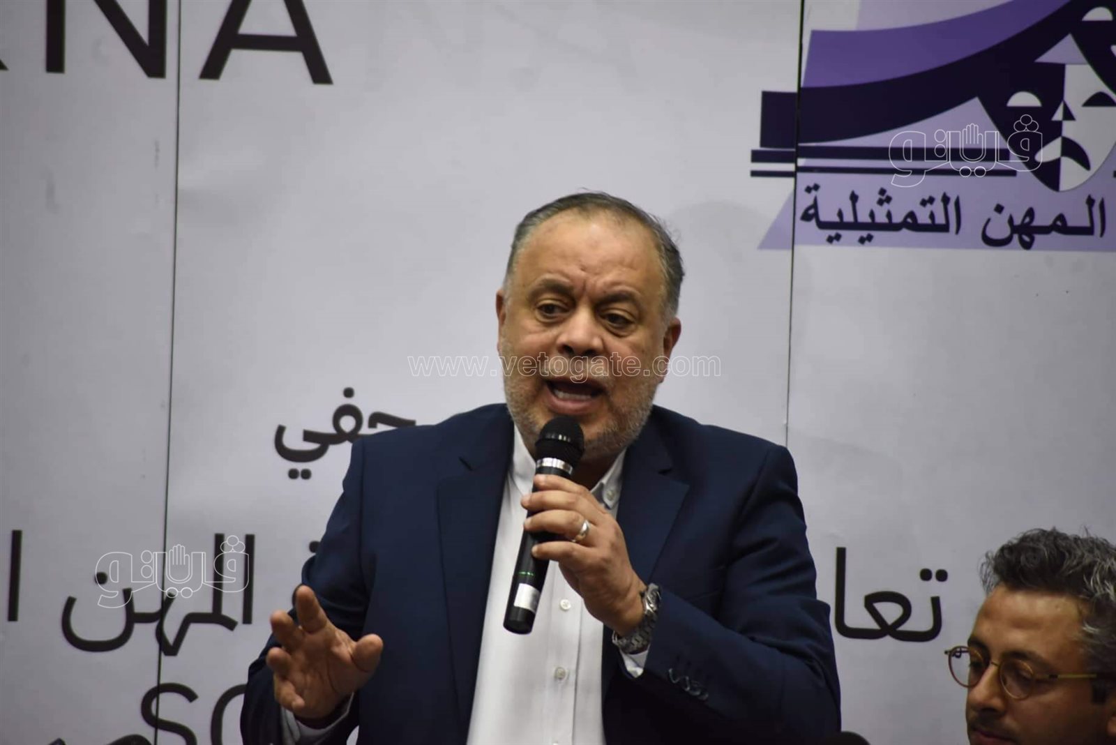 أشرف زكي الفنانين والصحفيين عانوا من المندسين في الجنازات ممن ينتهكون حرمة الموت (8)