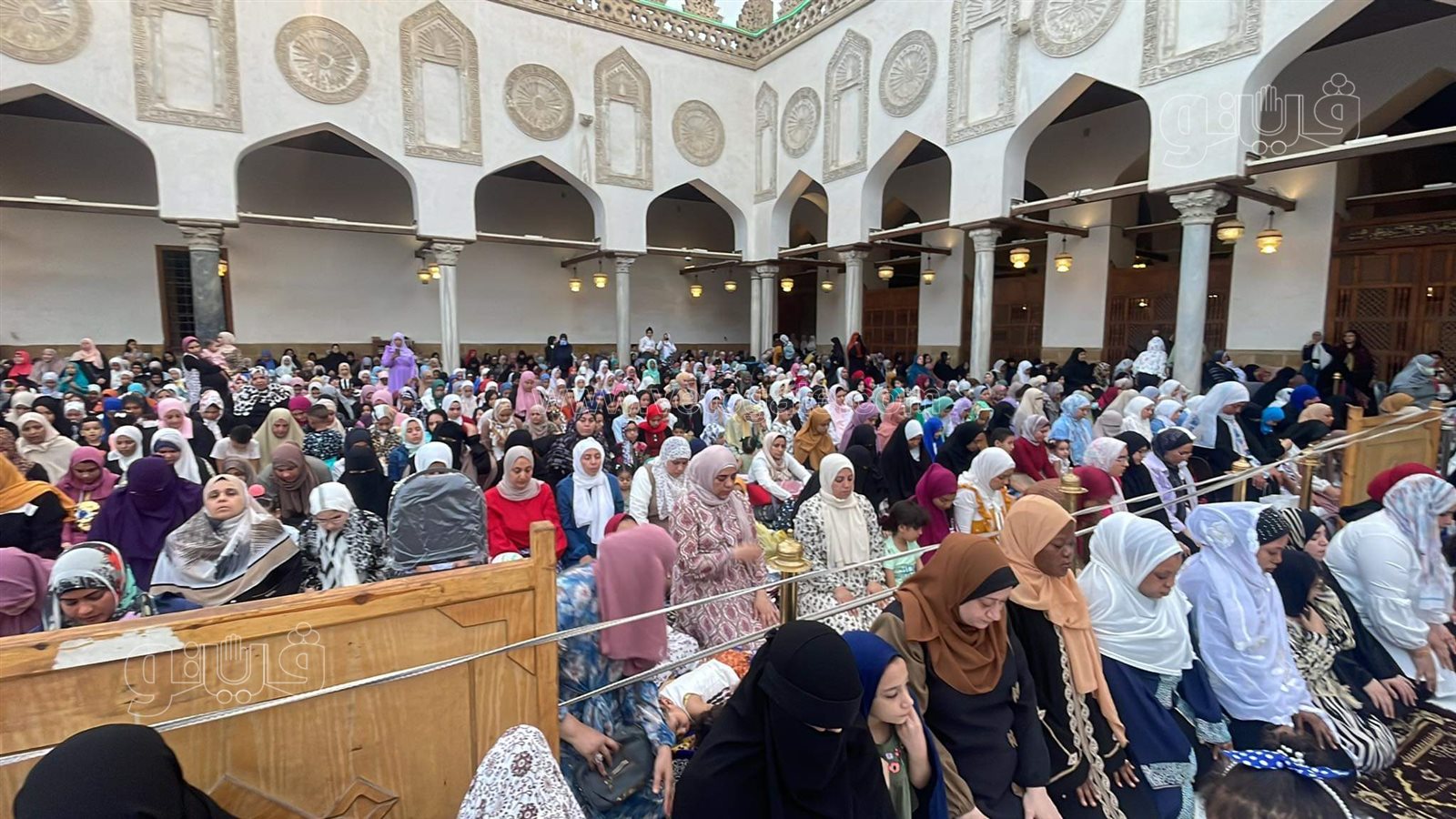 . مئات الرجال والنساء يؤدون صلاة العيد بالجامع الأزهر (10)