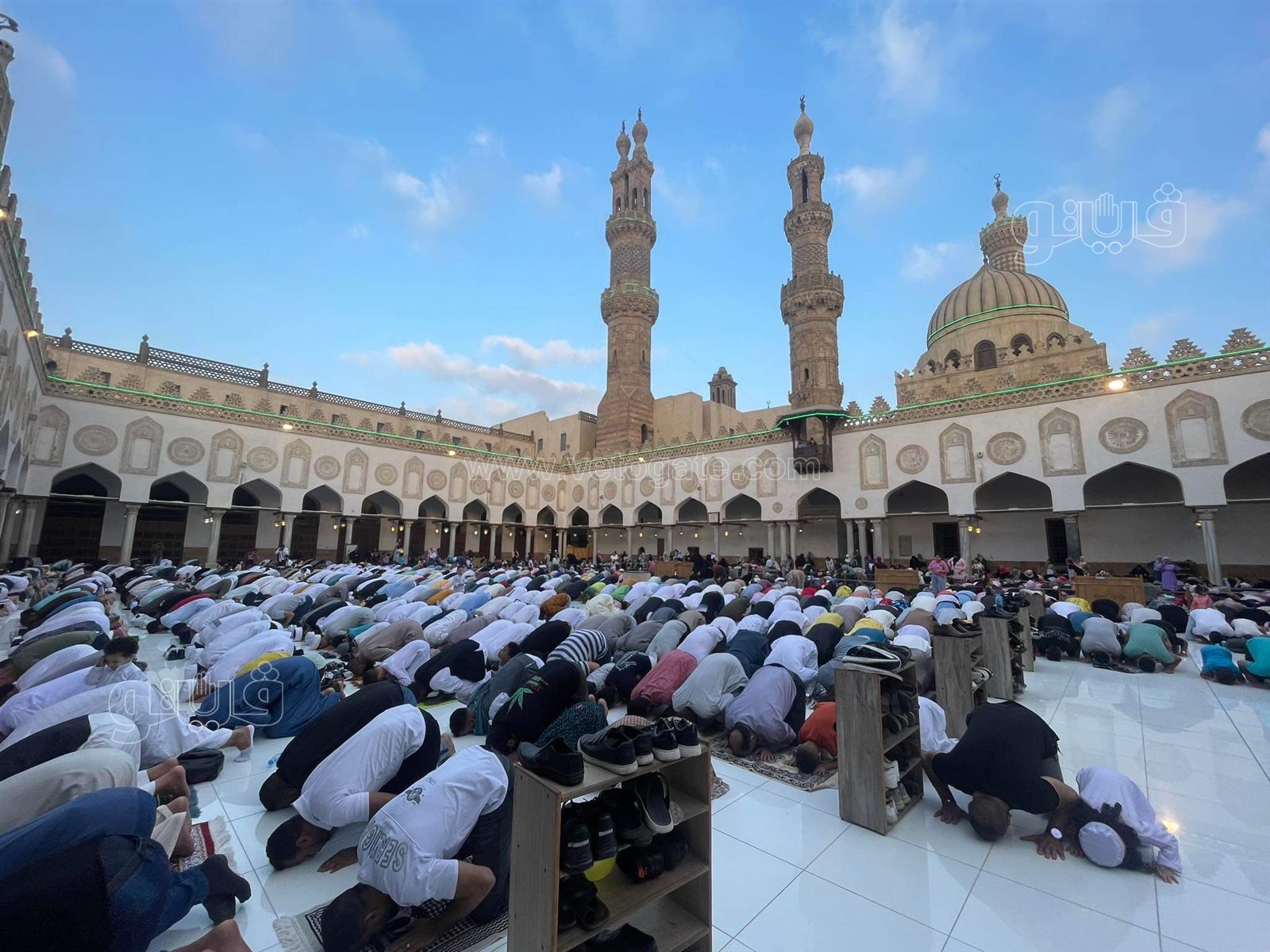 . مئات الرجال والنساء يؤدون صلاة العيد بالجامع الأزهر (15)