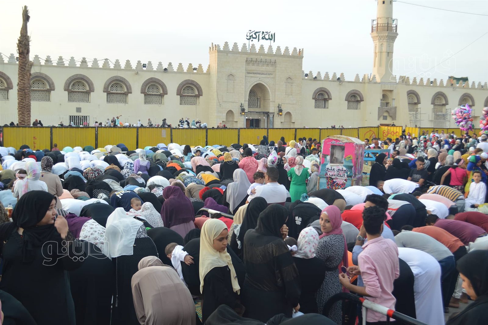 اختلاط النساء والرجال.. أبرز مشاهد صلاة عيد الاضحي في مسجد عمرو بن العاص (4)