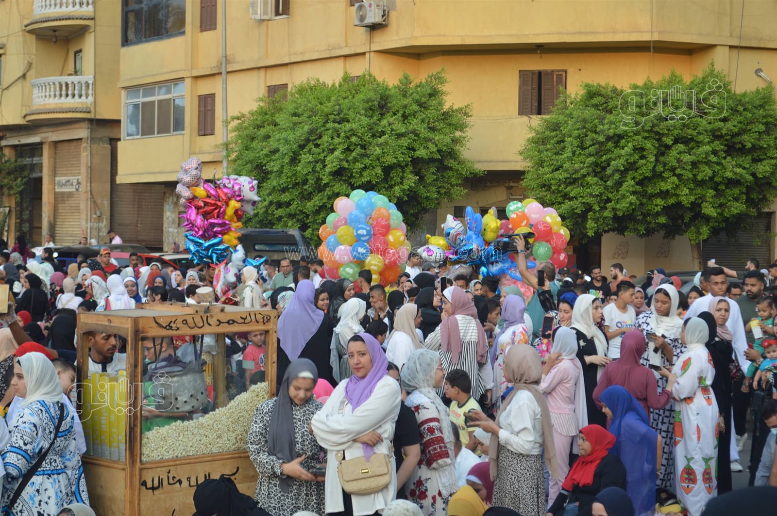 اختلاط النساء والرجال.. أبرز مشاهد صلاة عيد الاضحي في مسجد عمرو بن العاص (8)