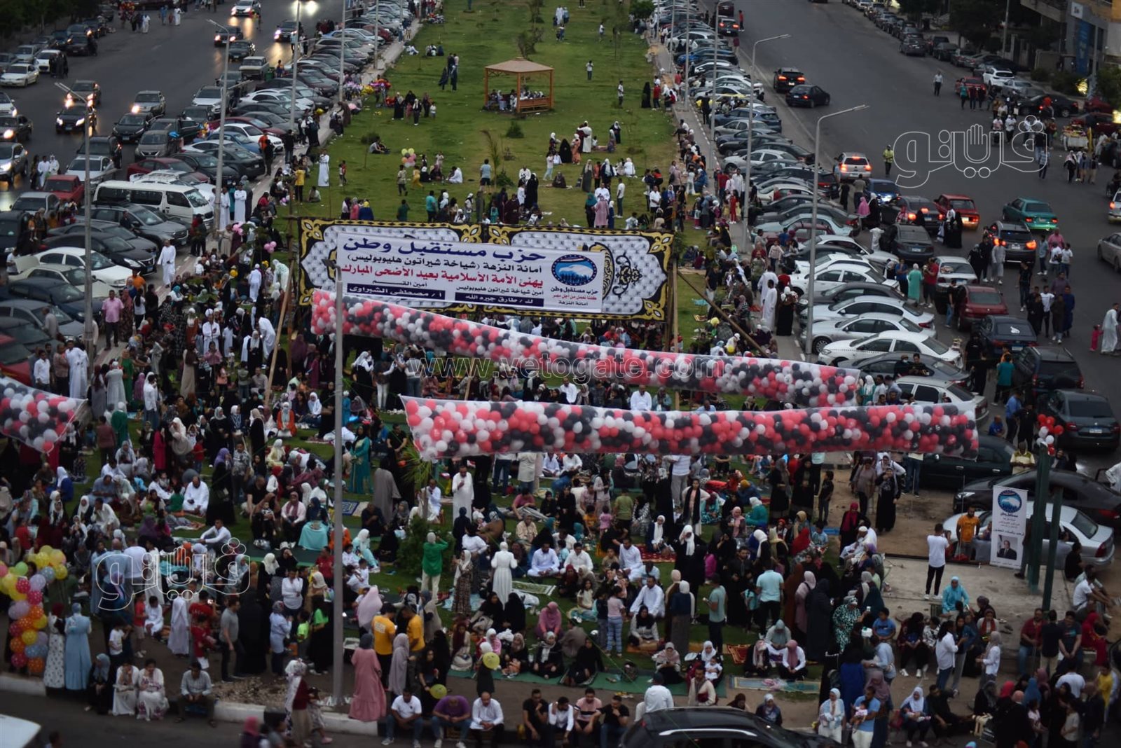  المواطنون يؤدون صلاة عيد الاضحي بمسجد الصديق (4)