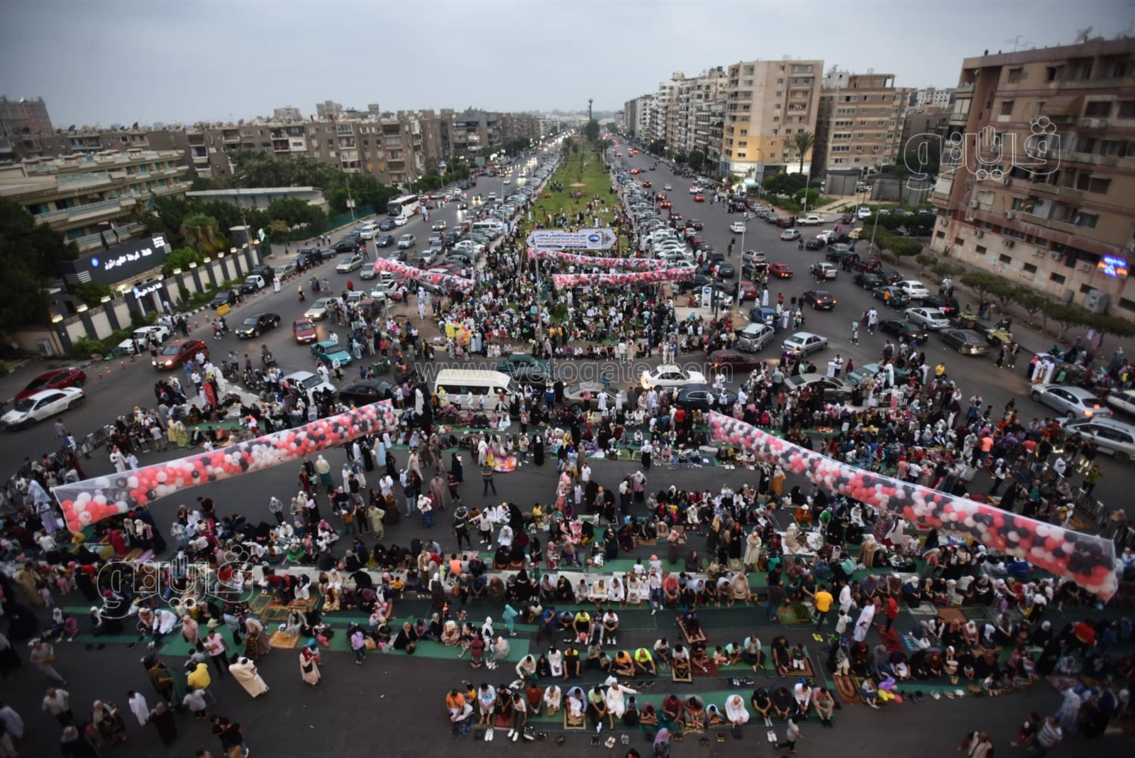  المواطنون يؤدون صلاة عيد الاضحي بمسجد الصديق (7)