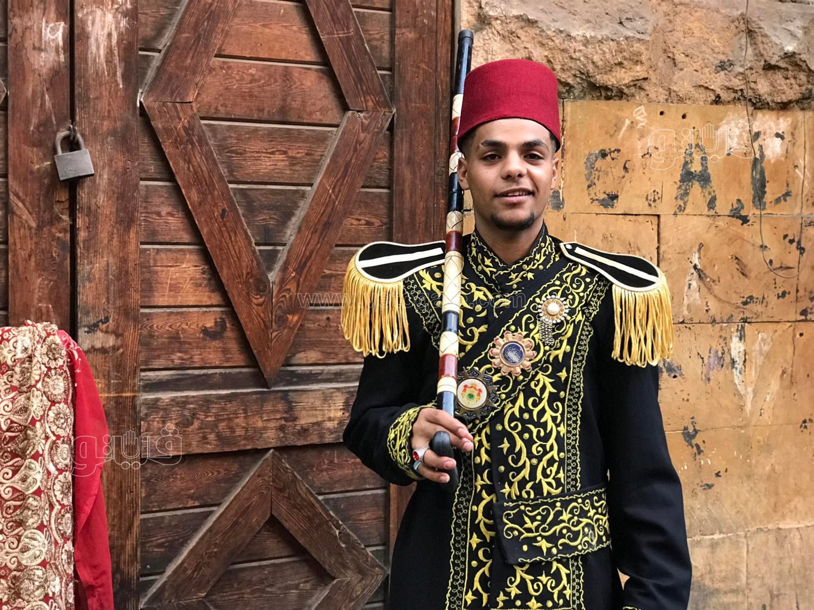 بالطبول والاغاني.. شباب شارع المعز يحتفلون بعيد الأضحى (1)
