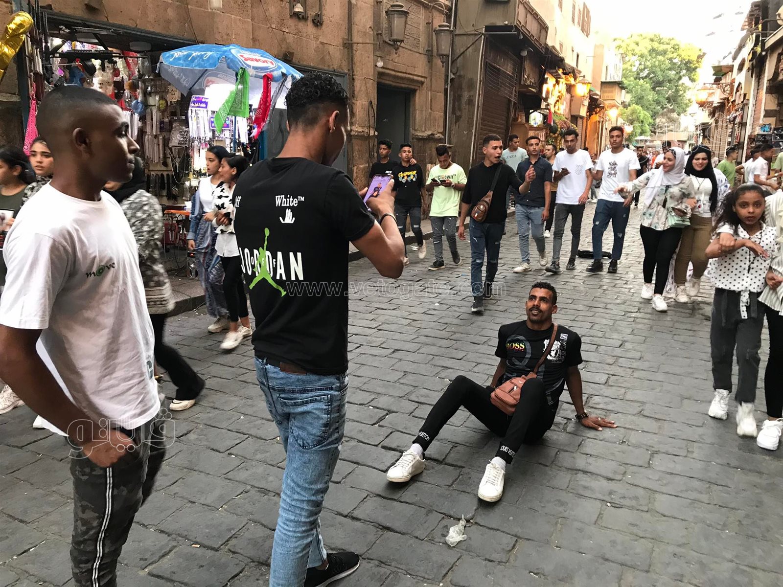 بالطبول والاغاني.. شباب شارع المعز يحتفلون بعيد الأضحى (2)