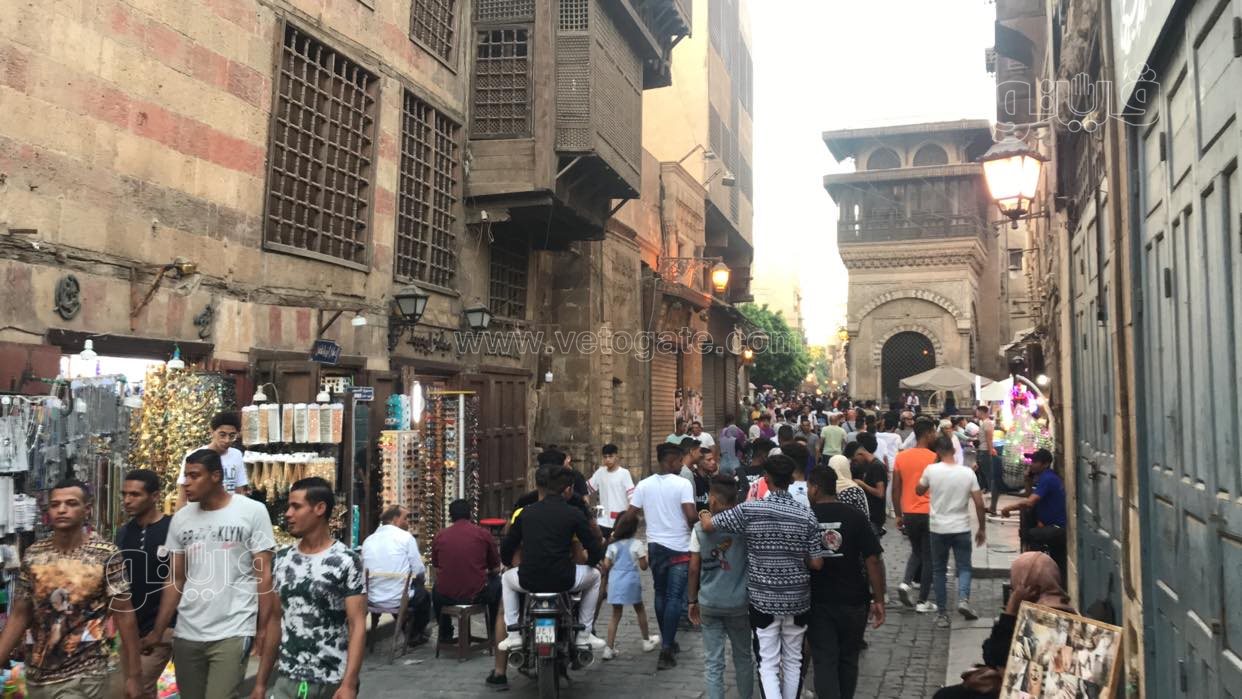بالطبول والاغاني.. شباب شارع المعز يحتفلون بعيد الأضحى (4)