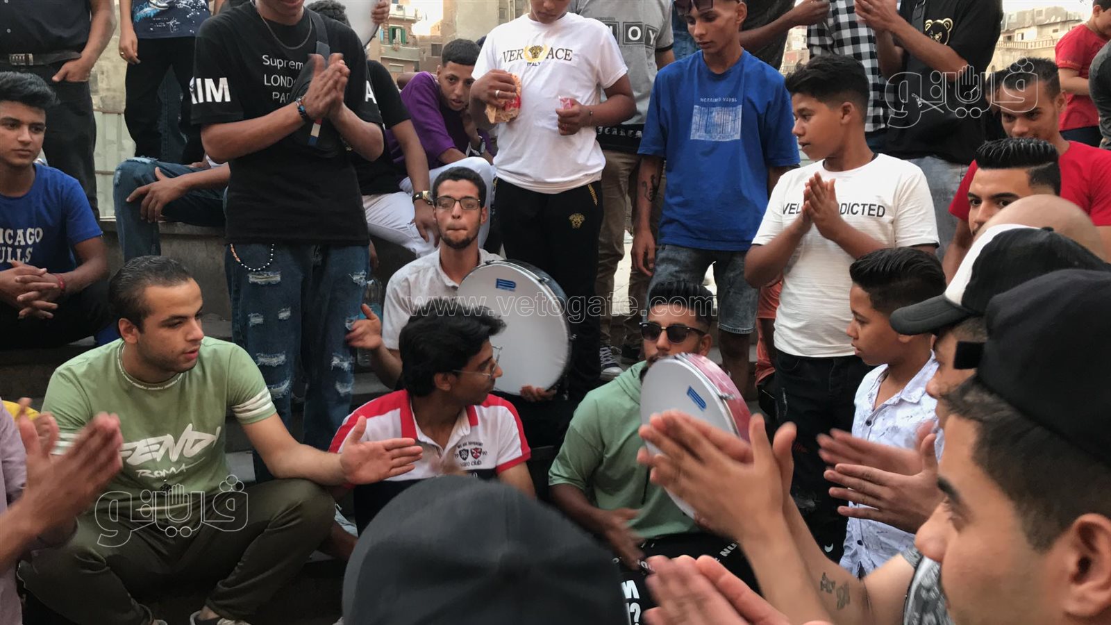 بالطبول والاغاني.. شباب شارع المعز يحتفلون بعيد الأضحى (5)