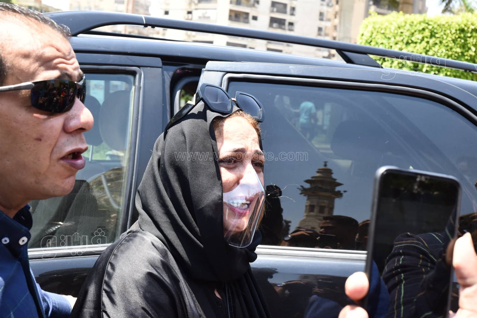 انهيار نهلة سلامة أثناء تشييع جثمان والدتها (2)
