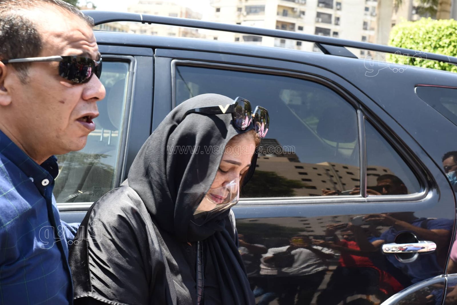 انهيار نهلة سلامة أثناء تشييع جثمان والدتها (7)