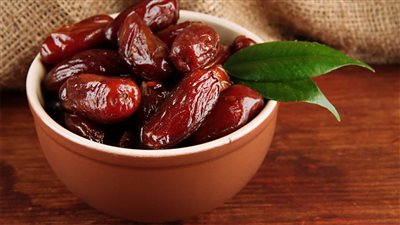 تفسير حلم أكل العجوة في المنام وعلاقته بجني الأرباح 