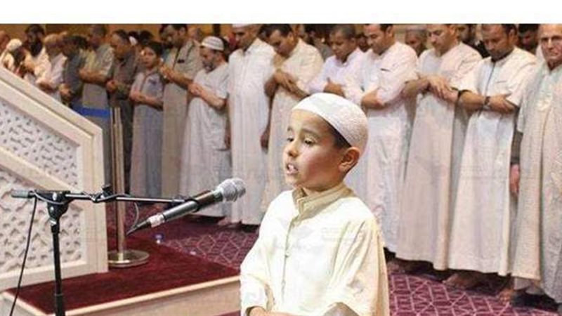 الصلاة خلف صغير السن