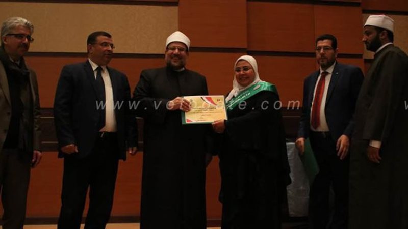وزير الأوقاف يكرم