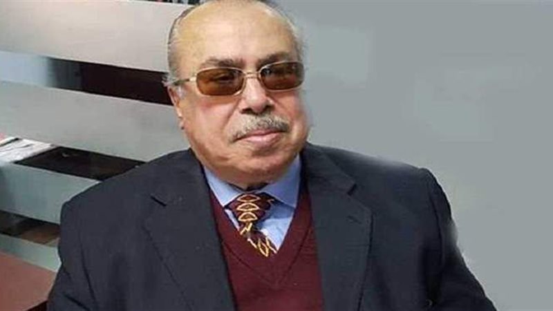 الكاتب الصحفى عباس