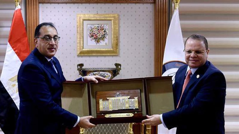 رئيس الوزراء يتسلم