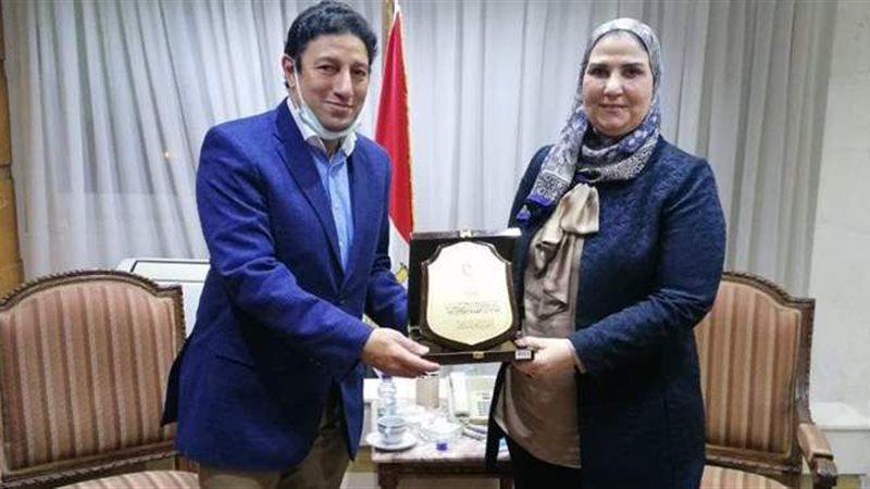 نقيب البيطريين ووزيرة
