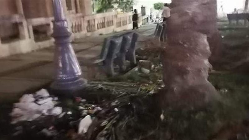 قمامة وفوضى بحديقة