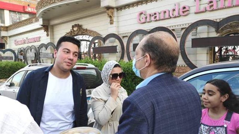 رئيس حي المناخ يقدم