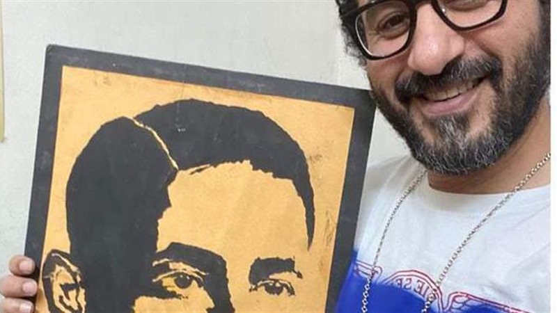 أحمد حلمي مع صورة