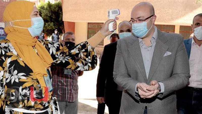 محافظ بني سويف يخضع