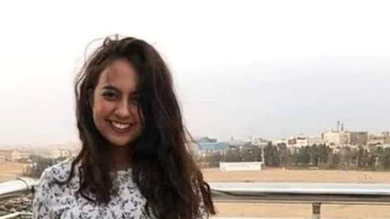 فتاة الفستان
