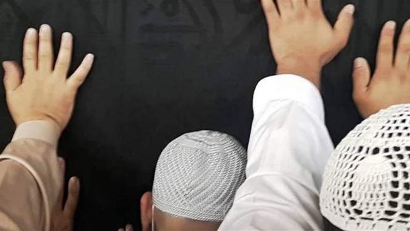 التعلق بأستار الكعبة