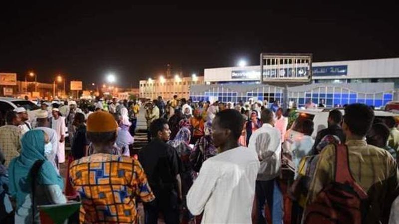 مئات السودانيين يشيعون