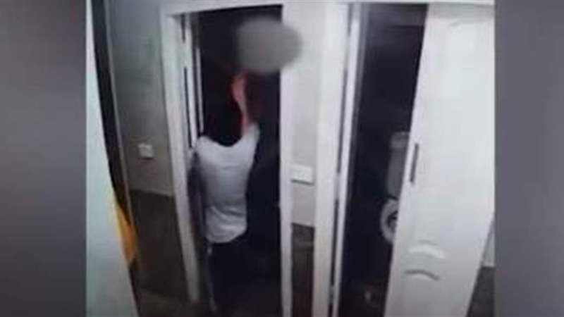 موظف يعتدي على طفل