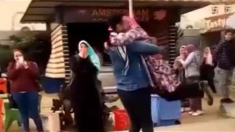 طالب الحضن