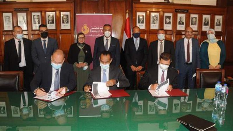 جانب من توقيع عقد