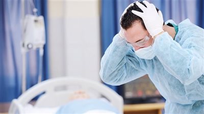 حبس وغرامة.. عقوبة الإهمال الطبي بقانون العقوبات 