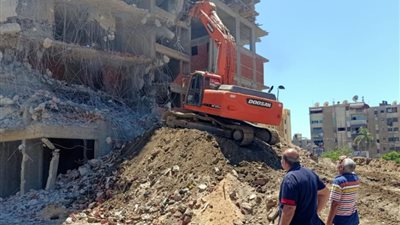 إزالة مبنى مخالف ومصادرة 56 شيشة وكرسي بالزقازيق في الشرقية