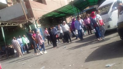 أهالي الفيوم يشتكون من الزحام على سيارات الأجرة وتعنت السائقين بموقف مصر 