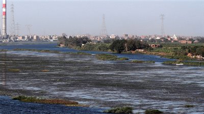 وزير الري الأسبق يكشف سر تغير لون مياه نهر النيل