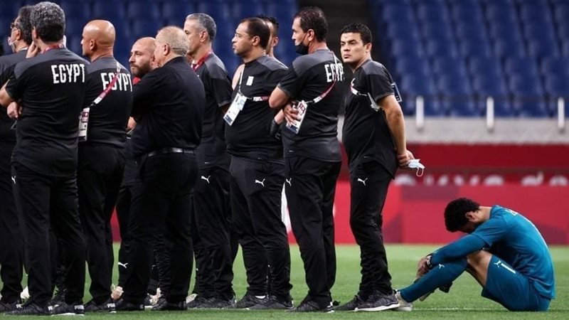 شوقي غريب مع اللاعبين