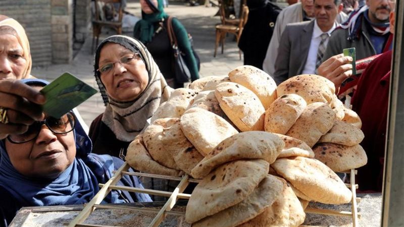 مواطنون يتسلمون الخبز